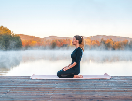 kako obvarujemo kolena med prakso joge